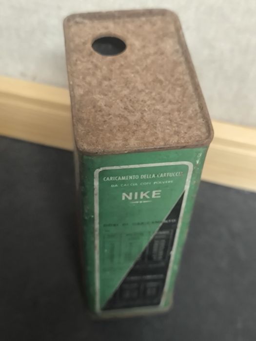 Lata Antiga Nike Baschieri Pellagri
Lata antiga da marca Nike, da Basc