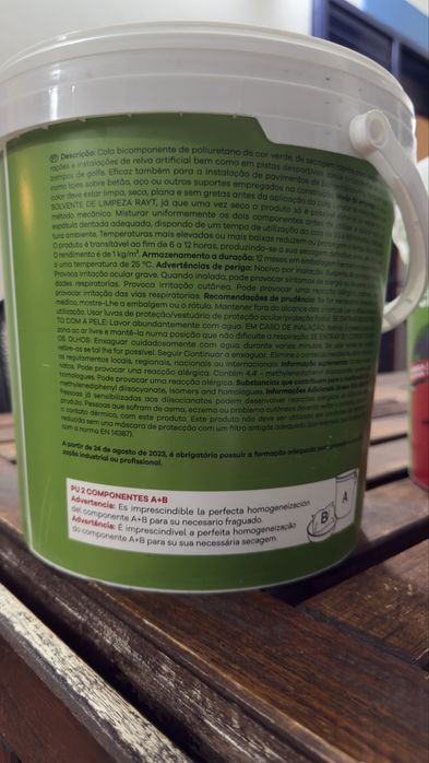 Cola para relva sintética