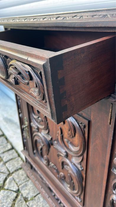 Fabuloso móvel em madeira de mogno antigo, entalhado.