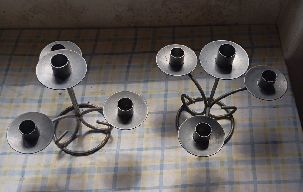 2 Candelabros Metálicos para 4 Velas – Estilo Vintage/Industrial