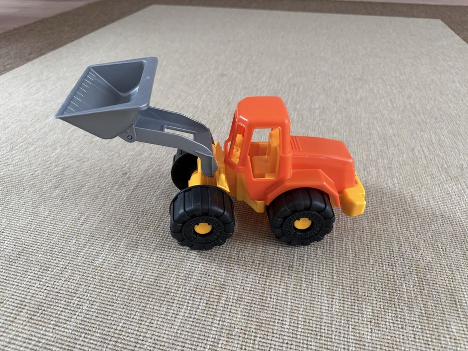 Conjunto de Brinquedos de Construção: Camião e Trator.