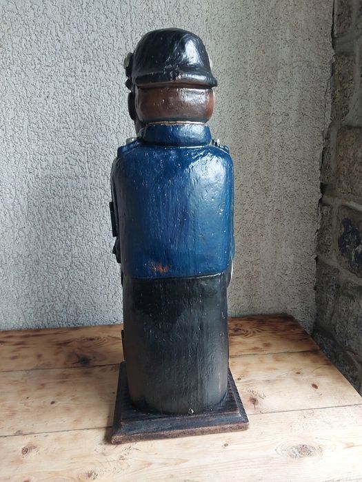 Drewniana figurka skrzynka na butelkę