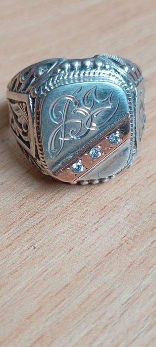 Продам печатку ( мужская).