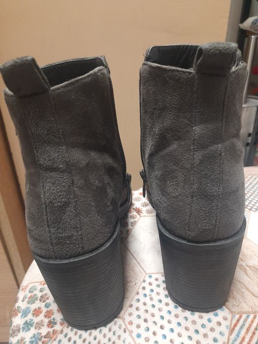Botki na słupku szare roz.36