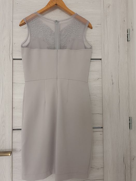 Elegancka sukienka z motywem koronkowym
