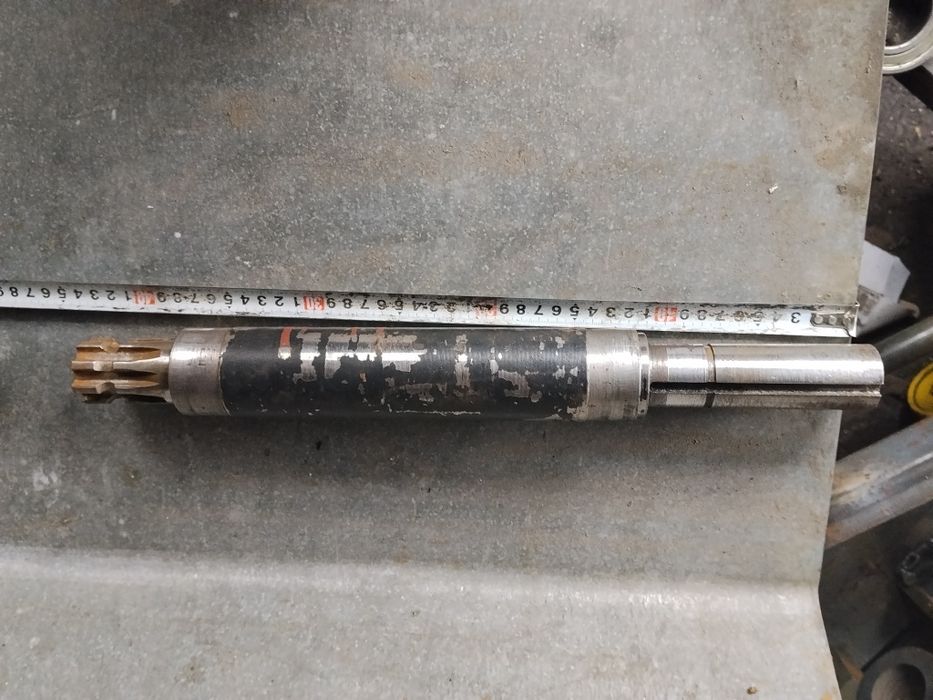 Вал подрібнювача гілок приводу малої шестерні.