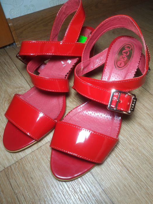 Красные кожаные босоножки