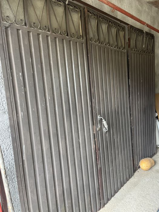 Portao com e calha em bom estado