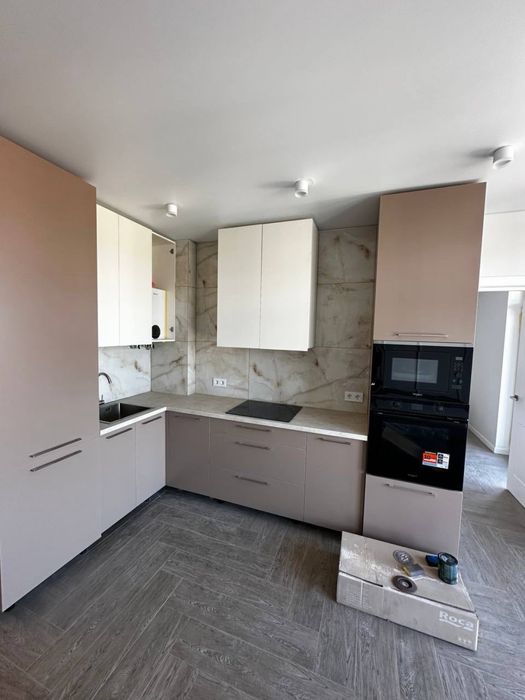 Продаж двокімнатної  поруч з набережною