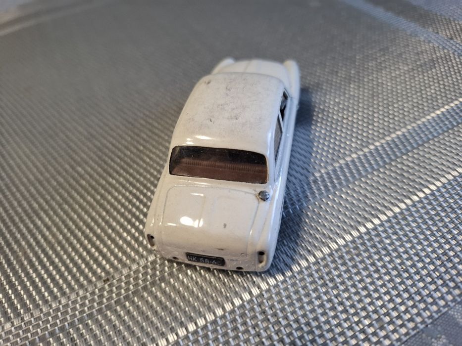 Syrenka 104 model skala 1:43