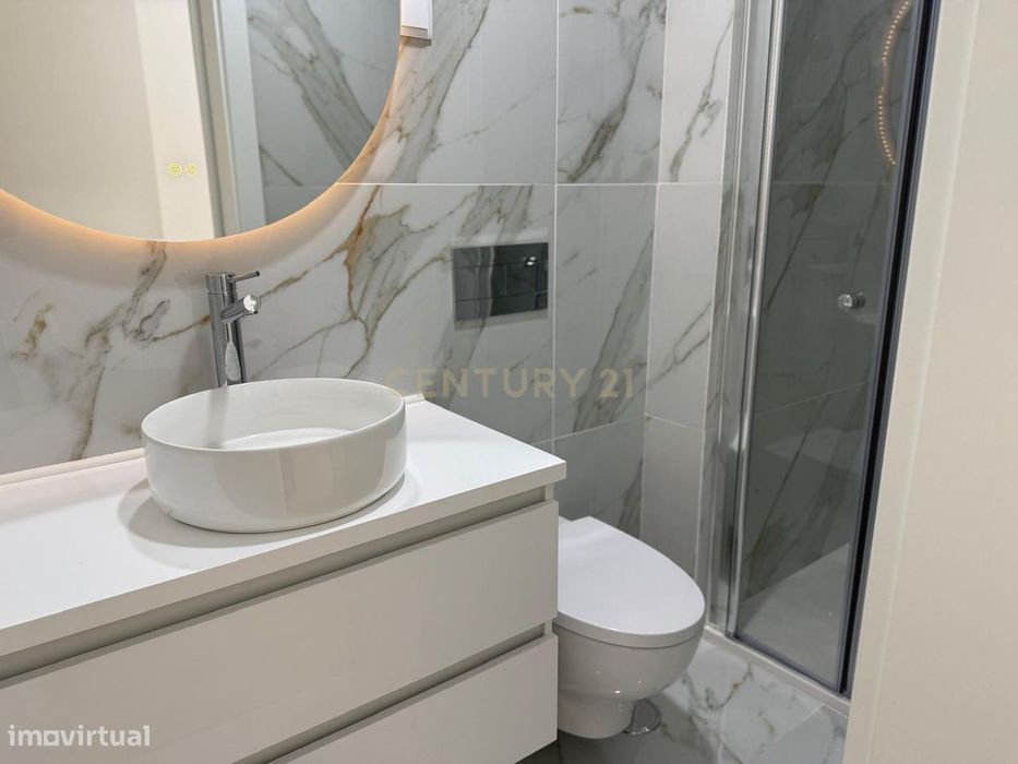 Apartamento T3 Renovado com Suite, Varanda e Cozinha Totalmente Equipa