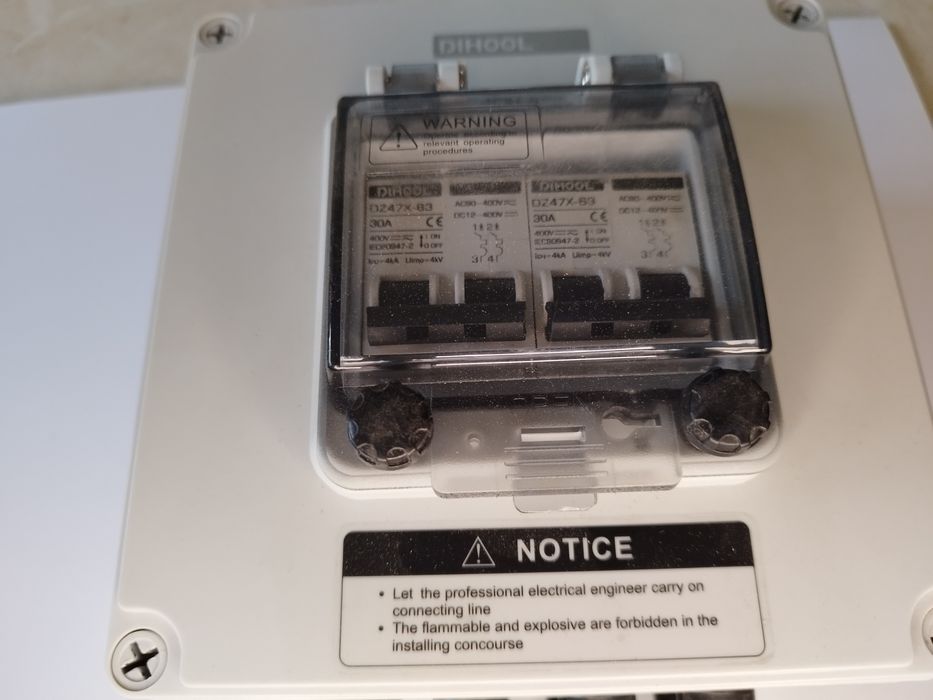 Wyłącznik nadprądowy bezpiecznik 30A IP67 400V DIHOOL

Wyłącznik DC 30