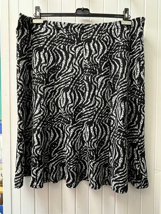 Spódnica damska czarno-biała rozmiar 48 guma wzór zebra