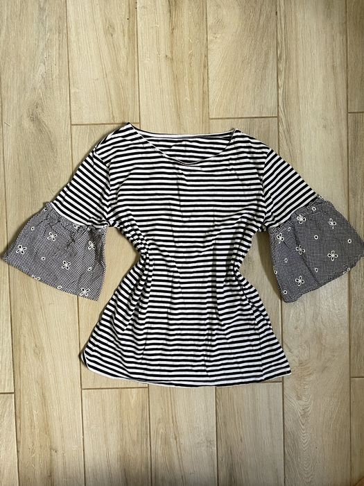 Damska bluzka w paski z rozkloszowanymi rękawami w haft kwiatowy