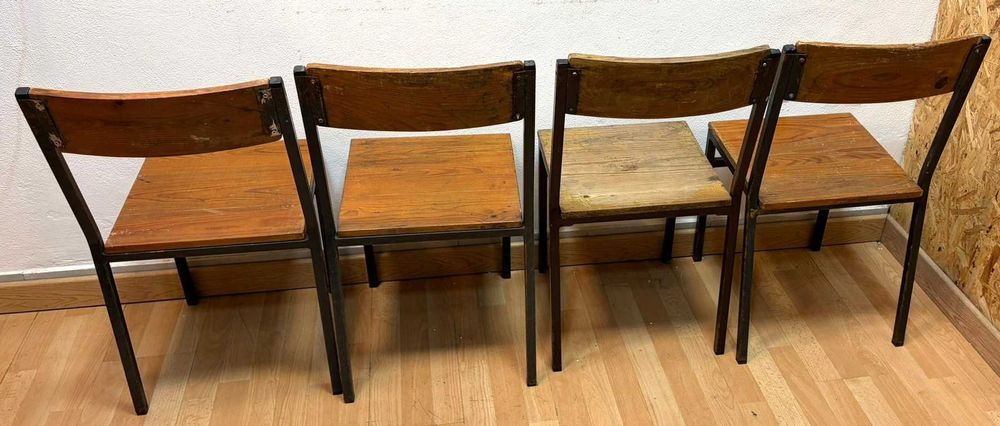 Conjunto de 10 cadeiras antigas de ferro e madeira, em bom estado de conservação