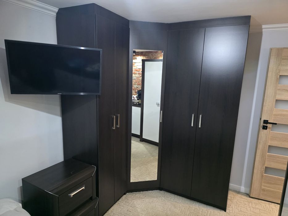 Szafa narożna z lustrem