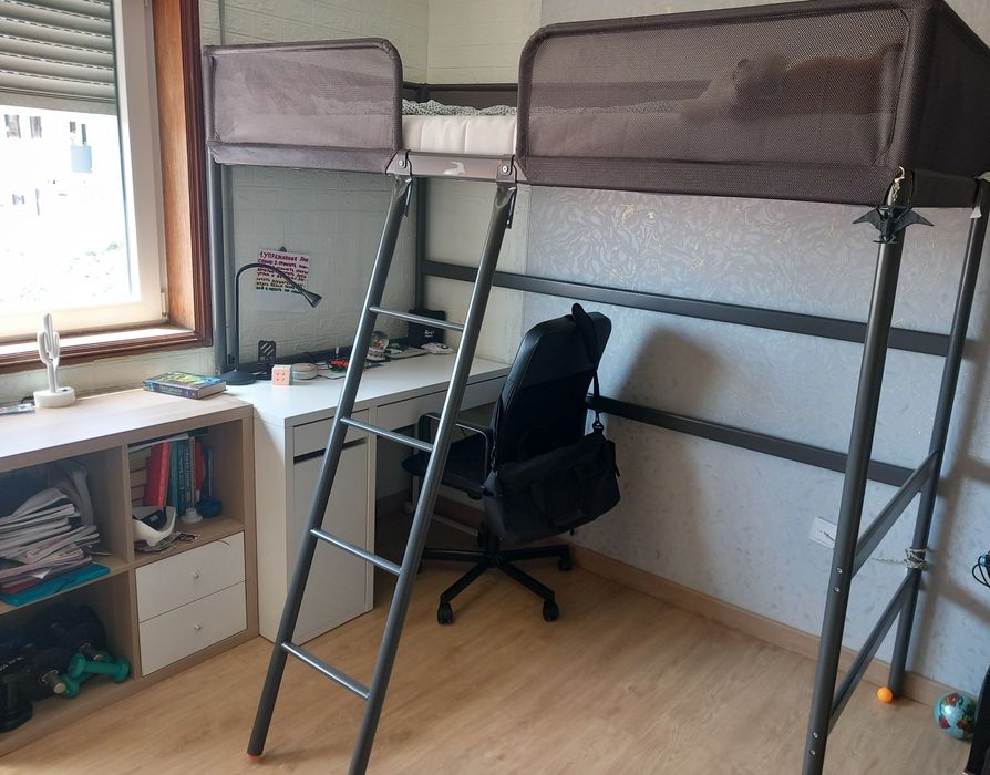 Cama alta Ikea Tuffing com colchão