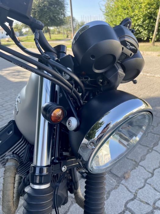 Moto Guzzi V7 Stone