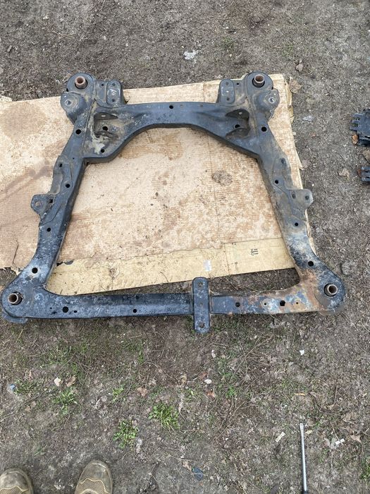 Передний подрамник Toyota Camry 40