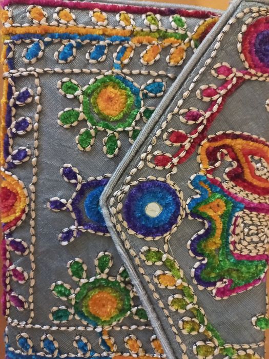 Carteira tira-colo bordada