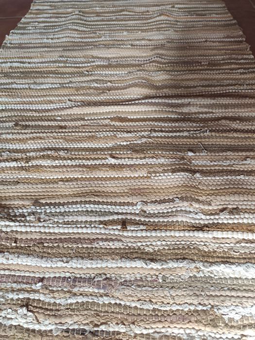 2 Tapetes em tons de creme e castanho 170x70cm usados