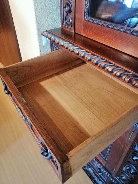 Estante decorativa, requintada e de qualidade (Nogueira)