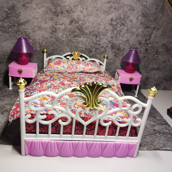 Меблі для лялькового будинку