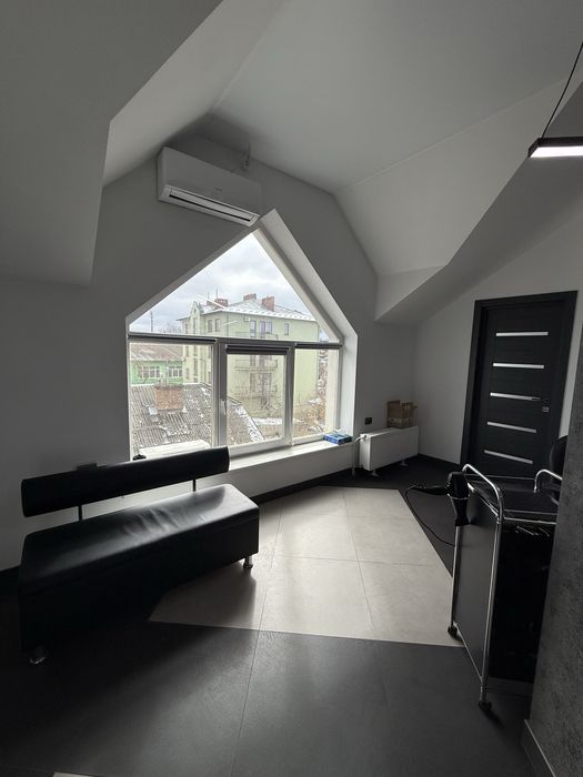 Продаж салону краси у Мостиськах