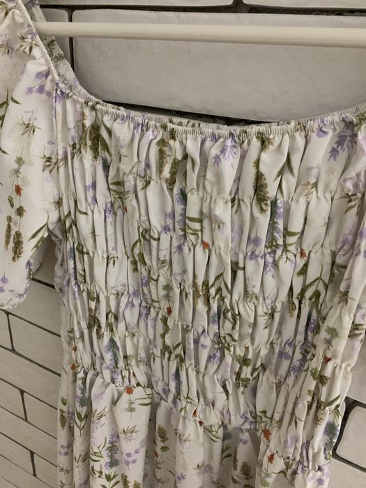 Ніжна сукня міді з квітковим принтом