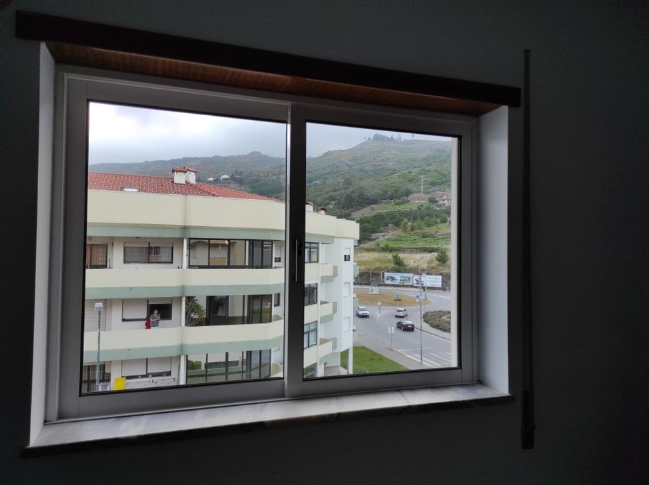 Janelas vidro duplo e respetiva persiana