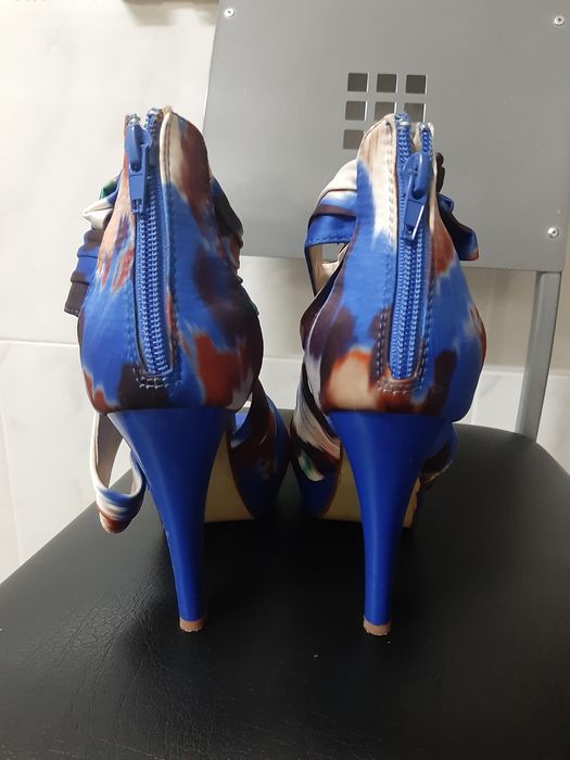 Vendo um par de sapatos