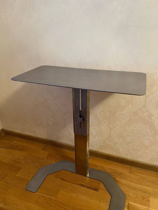 Столик для ноутбука з регулюванням висоти