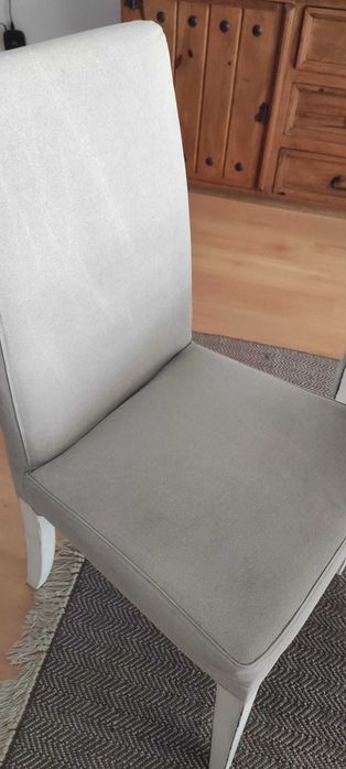 Conjunto de mesa extensível e 6 cadeiras estofadas