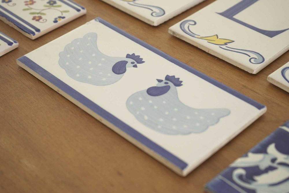 Azulejo Antigo Letras Números e Figuras