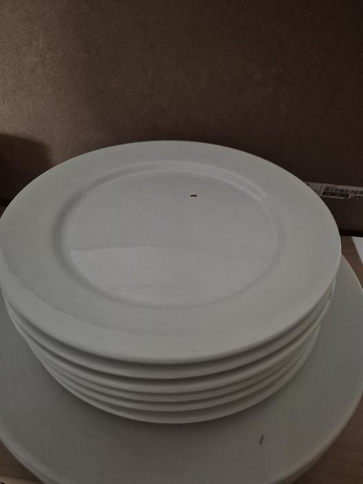 Pratos brancos sem marca