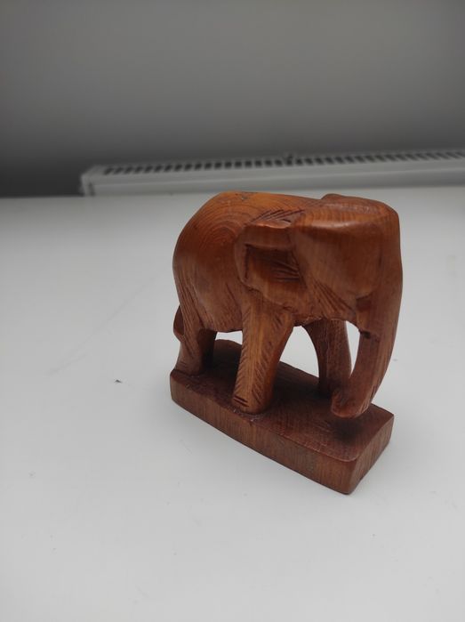 Stara drewniana figurka słonia