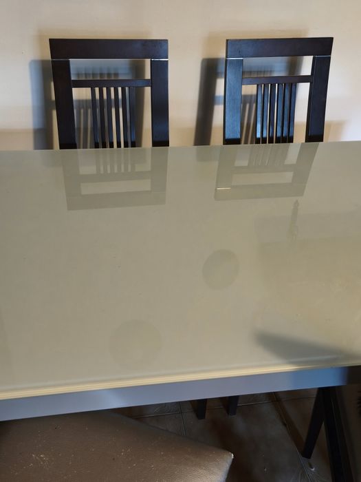 Mesa de jantar tampo de vidro e em metal