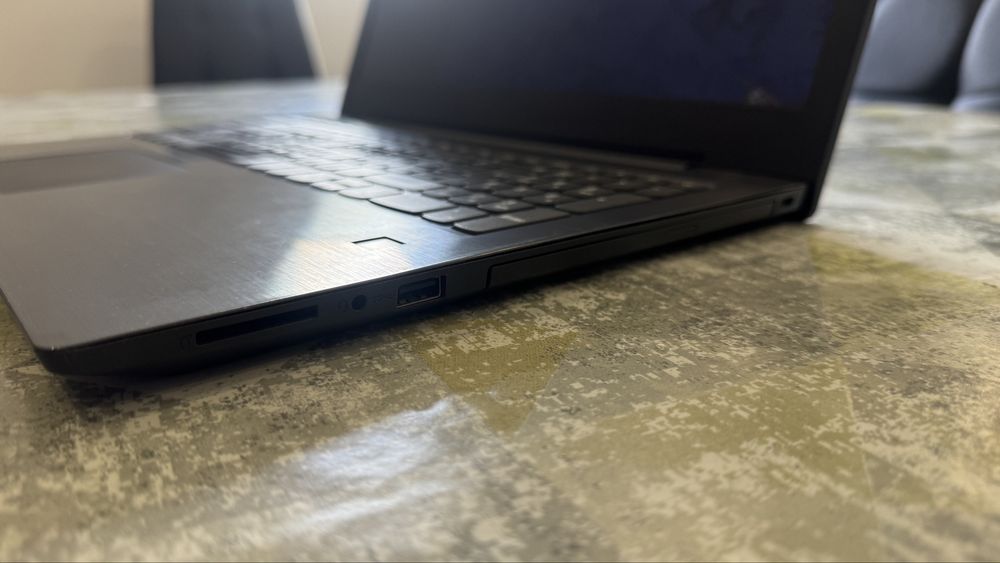 Lenovo  v330-15IKB ( i5 8gen / 20gb DDR4 / 512gb ) bateria nova .