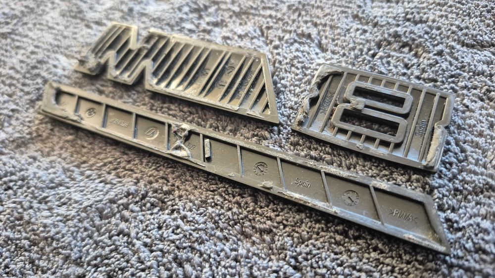 Oryginalny znaczek emblemat BMW M8 Competition na tylną klapę bagażnika. M power