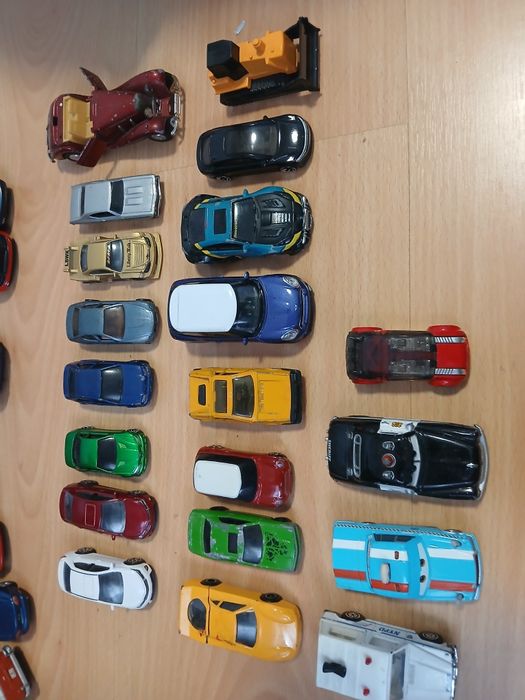 Miniaturas e um camião da b. P. Em bom estado