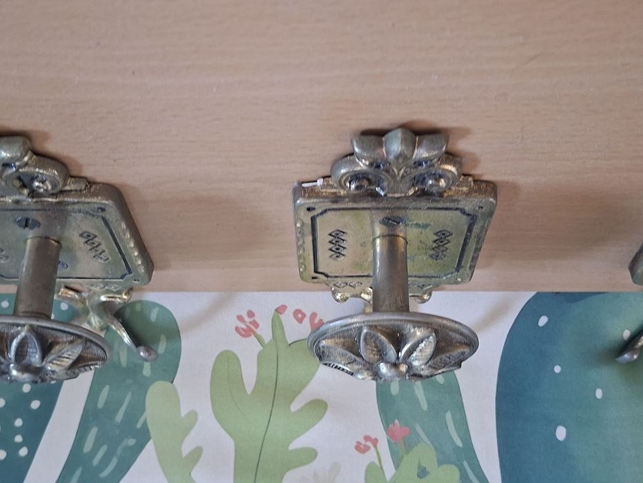 Cabide original com base em madeira  com varios pontos para pendurar