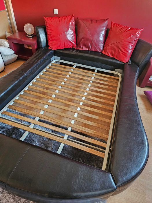 Cama oval com estrado