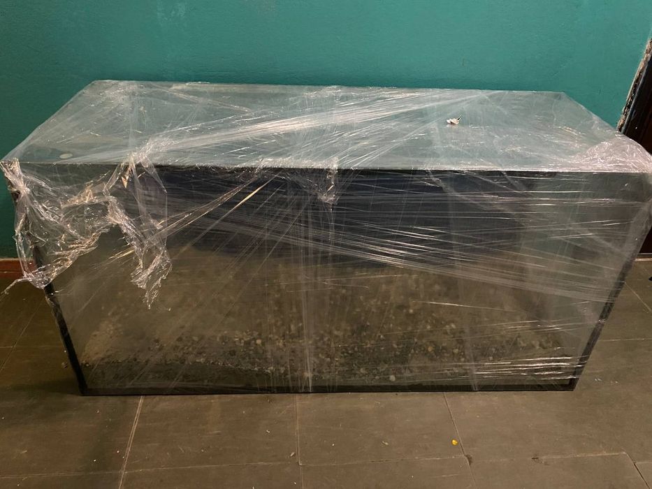 СРОЧНО ПРОДАМ аквариум на 180 литров