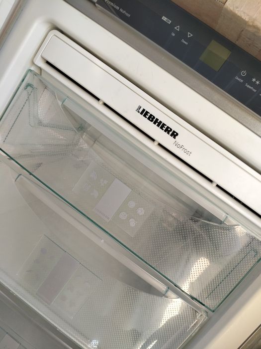 Srebrna zamrażarka  Liebherr 304 litry
