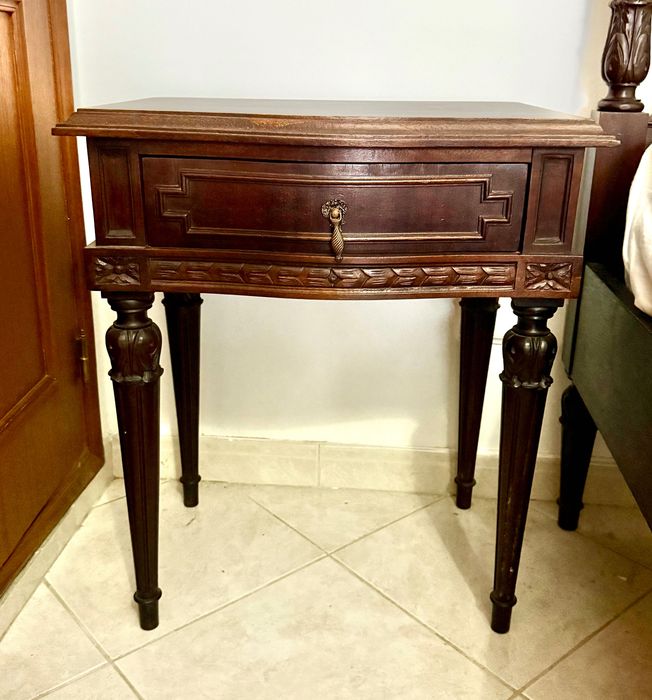 Mobília de quarto clássico em madeira