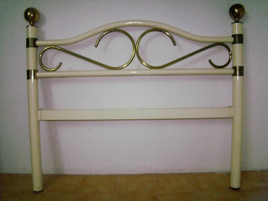 Bonito Quarto - Cama lacada, 2 Mesas de Cabeceira