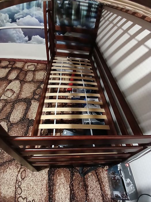 Двохярусне дитяче дерев'яне ліжко