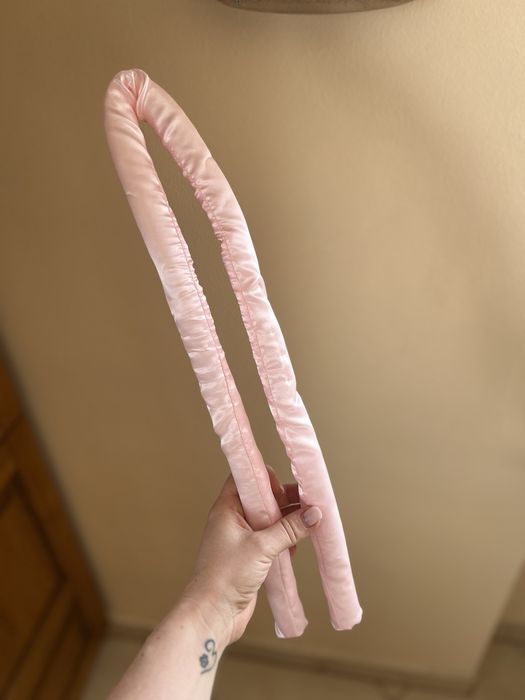 wałek do kręcenia loków satynowy różowy gumki spinka