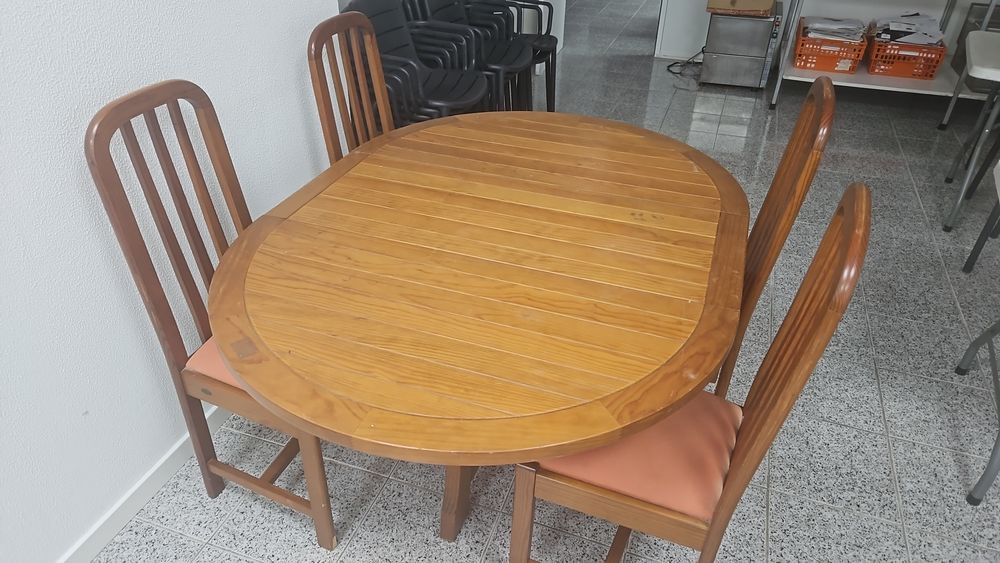 Mesa extensível com 4 cadeiras