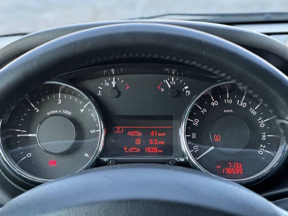 Peugeot 3008 2016 року, 1.6 дизель, механіка, передній привід, 178км